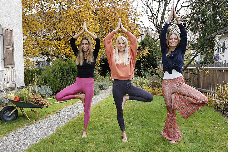 Conny Lehmann, Tina Kaiser und Verena Ofarim @ Cyfarm X Lovehealing Yogabrunch in der Cyfarm in Starnberg  am 25.10.2021. Credit: Vivi Simon / Fotocafe